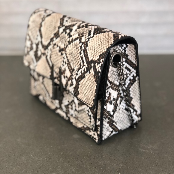 LOOKS BY LAUREN - Picture 5 of 6